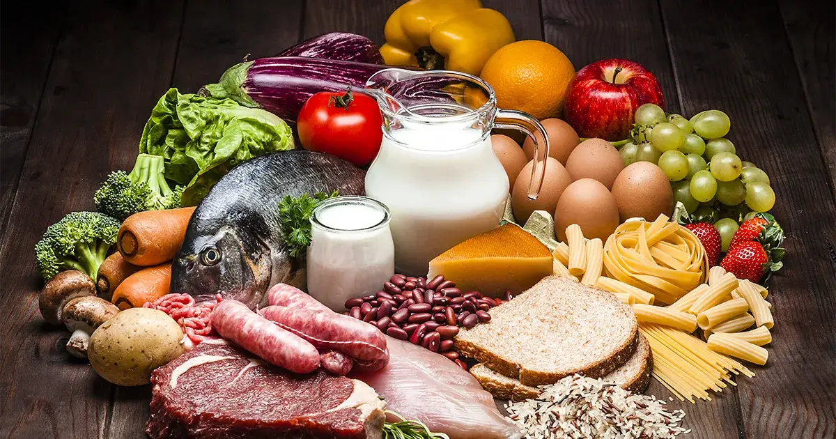 ¿Cuáles son los 5 grupos de alimentos de la pirámide alimenticia?