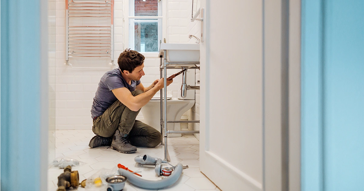 ¿En qué casos cubre el seguro de hogar a un fontanero?